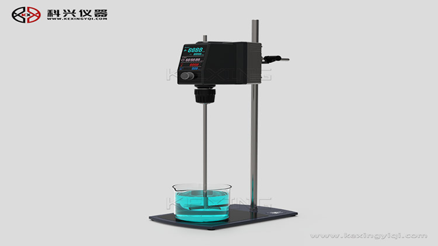 他來了，他來了，他帶著頂置式電動攪拌器走來